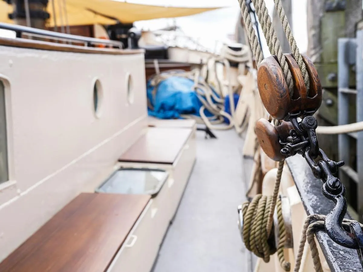 Spacious Yatch Near Forest In 로테르담