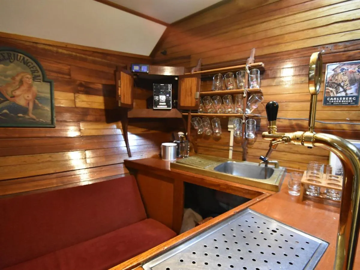 Spacious Yatch Near Forest In 로테르담 0*,