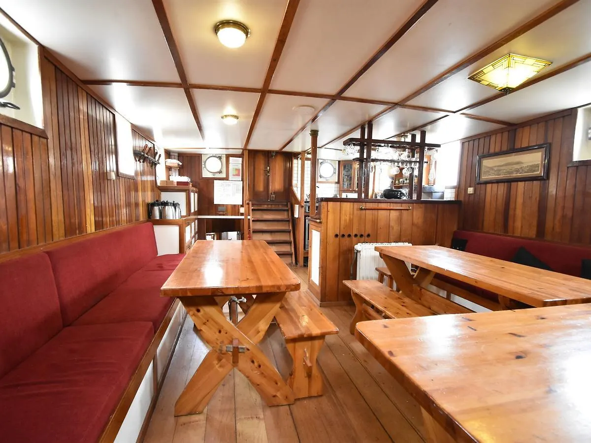 Spacious Yatch Near Forest In 로테르담