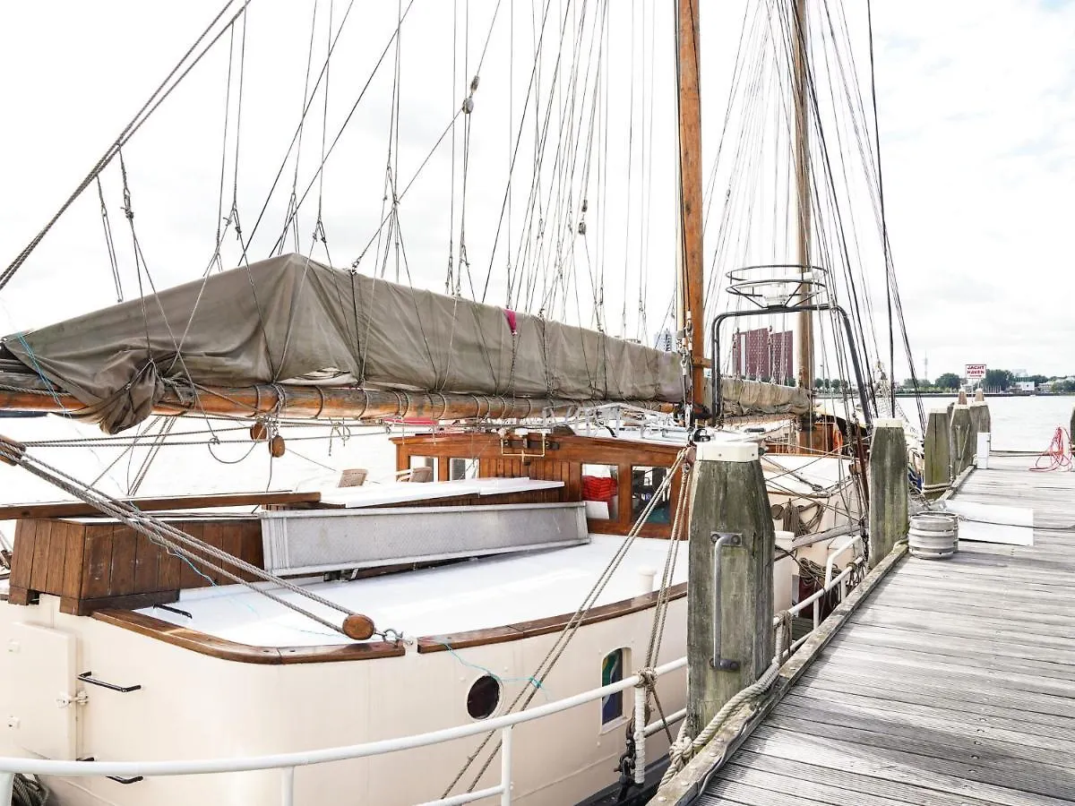 Spacious Yatch Near Forest In 鹿特丹